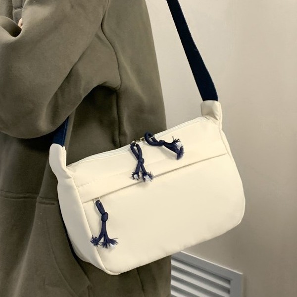 A large-capacity single-shoulder crossbody bag for fashionable commuting, a casual tote bag for female students attending classes, and a casual and stylish underarm bag Specification drawing