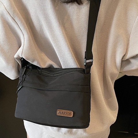 A new, water-resistant, lightweight and fashionable single-shoulder bag made of nylon fabric for women, a multi-layered crossbody bag and a casual bag that is selling well across borders details Picture