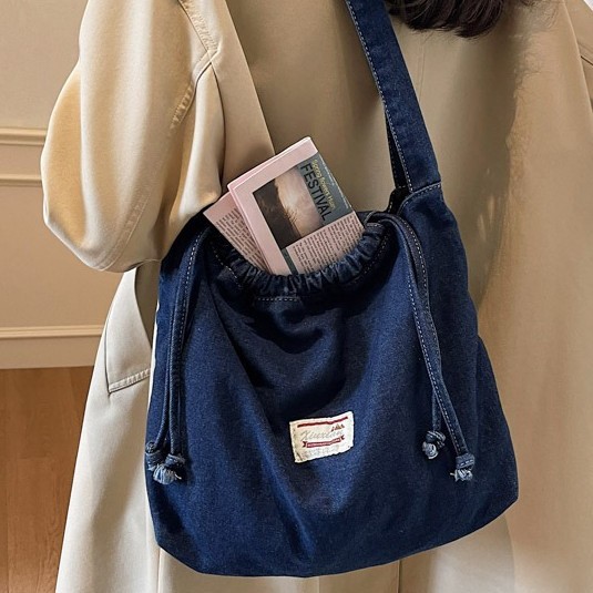 A single Japanese or Korean square single-shoulder bag, a Korean-style tote bag for college students, a versatile Japanese niche single-shoulder denim bag details Picture