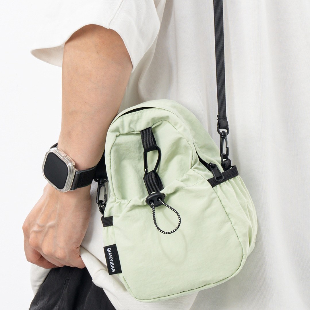 The new Korean-style lightweight backpack, casual crossbody bag, women's dazzling style, versatile phone bag and sports bag Specification drawing