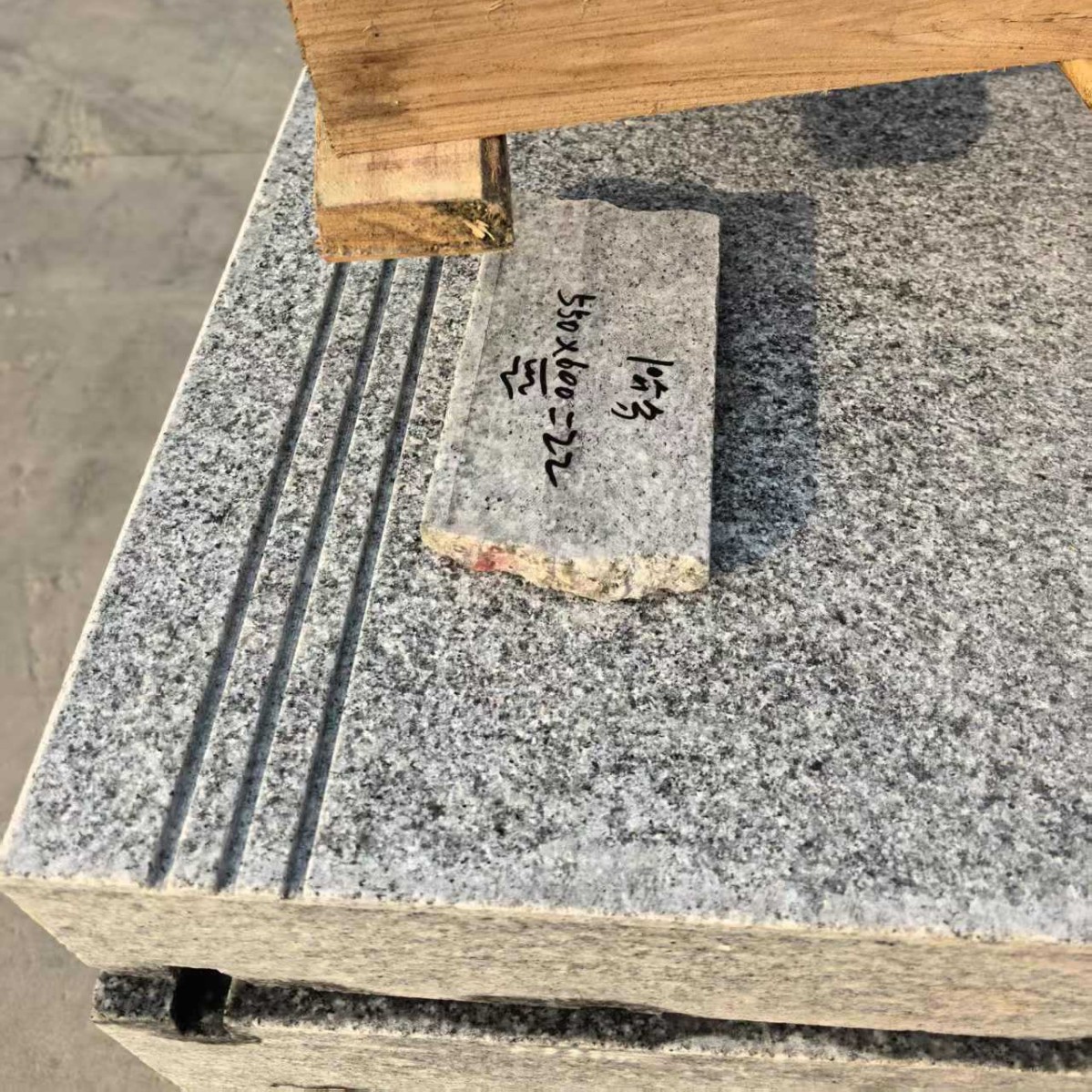 The construction and installation of the sesame grey granite mine factory project for the exterior walls of the square park will feature flamed slabs and sesame grey curbstone Specification drawing