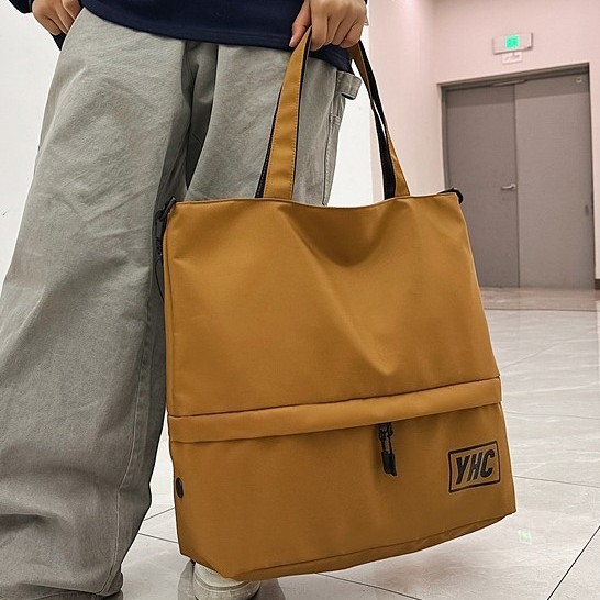Waterproof bags for both men and women, lightweight travel bags with a sense of design, niche bags, single-shoulder tote bags, and crossbody commuting schoolbags are in vogue details Picture
