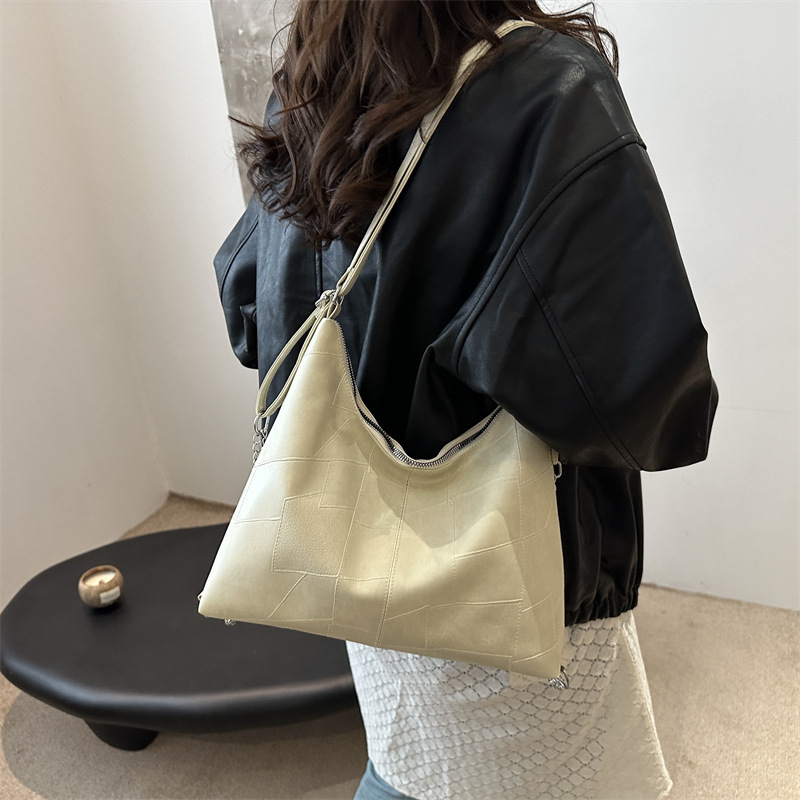 A new fashionable, casual and commuting tote bag for women, featuring a niche and simple underarm bag with a large capacity and a single shoulder details Picture