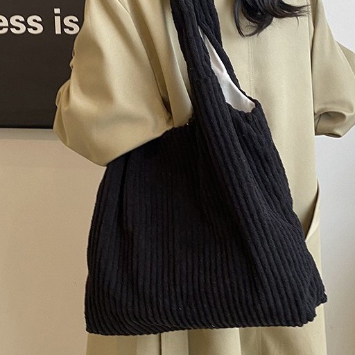 Fashionable corduroy large-capacity bag for women's autumn and winter, new casual commuting single-shoulder bag, simple solid color underarm bag Application Scenario