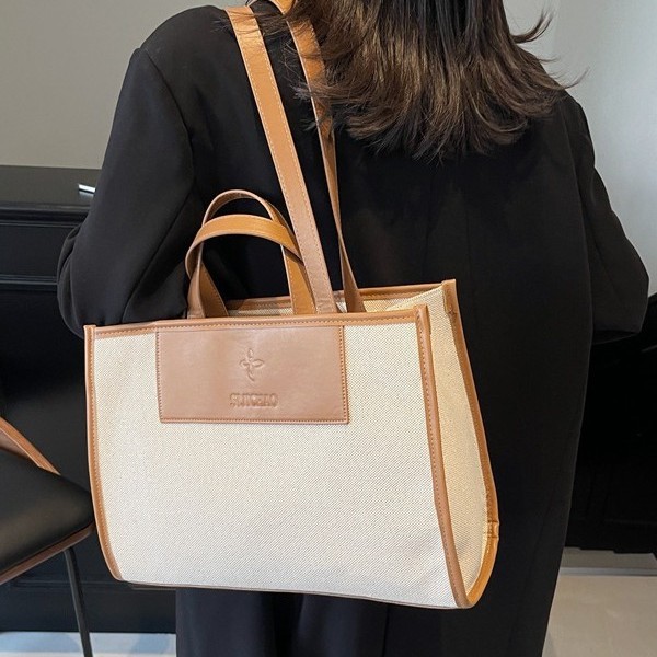 A new high-capacity, high-quality tote bag for women's casual work and commuting, a simple hand-held shoulder bag for autumn and winter Application Scenario