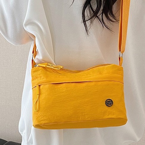 A lightweight and casual crossbody bag for women, a simple Japanese-style commuting small square bag, a new fashionable multi-layered nylon fabric single-shoulder bag full figure