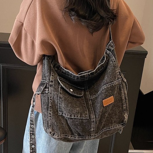 Denim single-shoulder bag for women 2025 new style, fashionable and versatile commuting bag, multi-functional large capacity crossbody bag Application Scenario