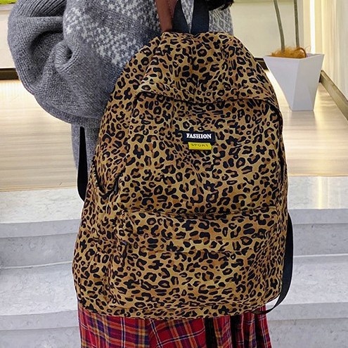 Leopard print Ins-style large-capacity schoolbag, a new trendy and niche backpack for female college students, and a backpack for male junior and senior high school students Application Scenario