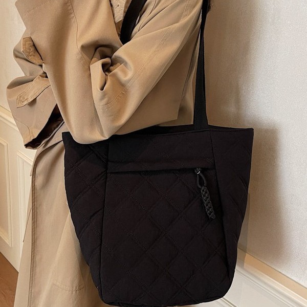A trendy Japanese-style, niche, casual, diamond-patterned tote bag for women in 2025, a lightweight, single-shoulder bag for commuting in solid colors details Picture