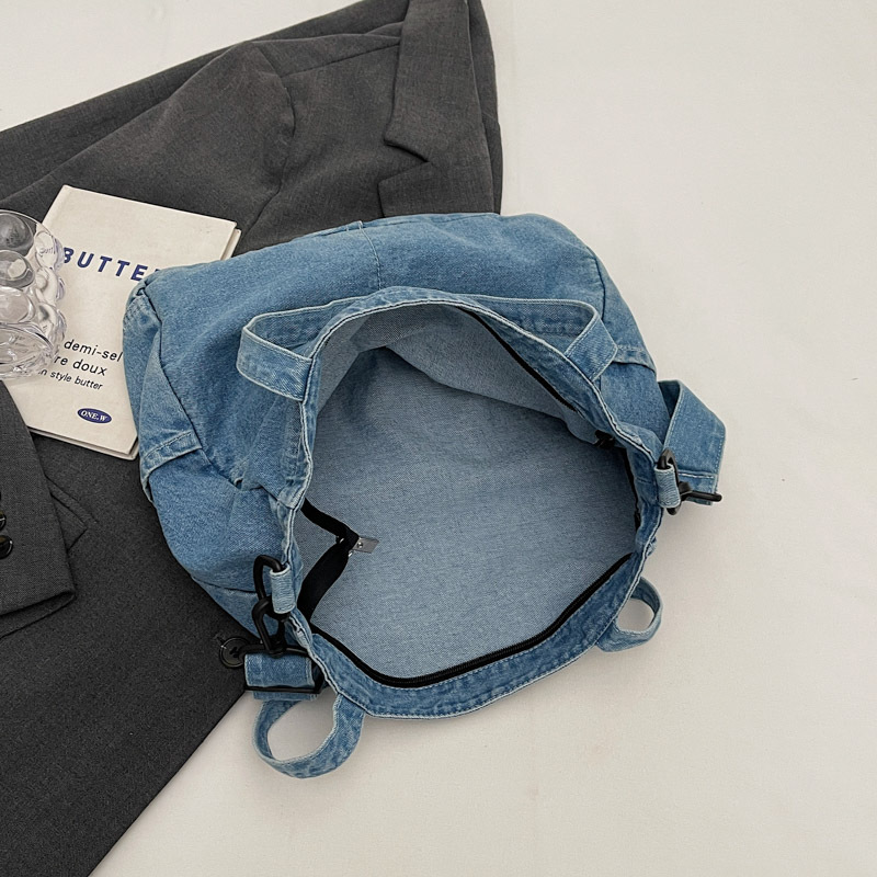 The 2024 new Tote bag for women is a casual denim, simple and elegant Korean-style single-shoulder bag with a large capacity for commuting to school Application Scenario