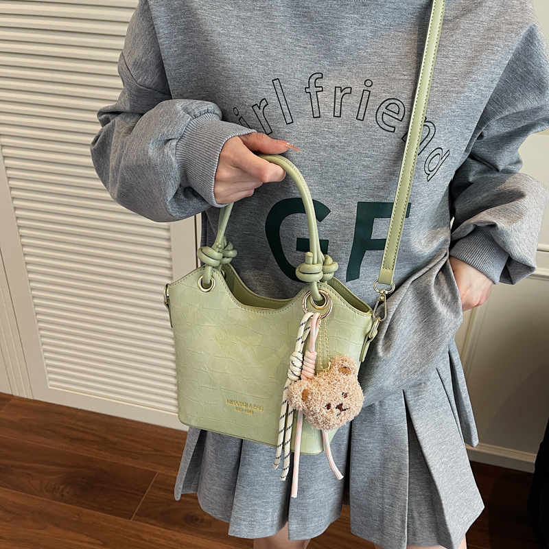 The new 2025 summer collection features a simple and stylish hand-held bucket bag with a unique design for women's fashion and versatility. It is a single-shoulder crossbody bag for commuting Specification drawing