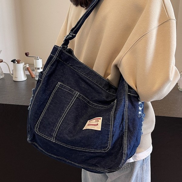 A versatile new single-shoulder bag with large capacity, a denim autumn and winter lightweight, retro and fashionable school-style crossbody bag full figure