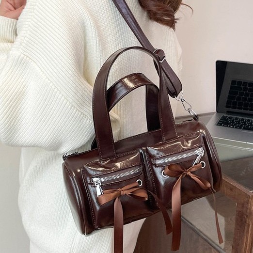 Korean-style bow hand-held bag with a girlish texture, retro and versatile baguette bag, a niche, simple and lightweight single-shoulder crossbody bag, trendy full figure