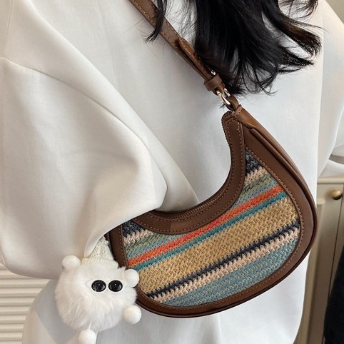Seaside vacation underarm straw woven bag for women, new summer style, dazzling casual beach bag, simple single-shoulder crossbody bag Application Scenario