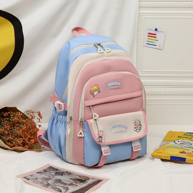 New color-blocking schoolbag for fourth-grade girls, backpacks for primary school students from grades one to six, and backpacks for girls and girls to protect their backs and shoulders Application Scenario