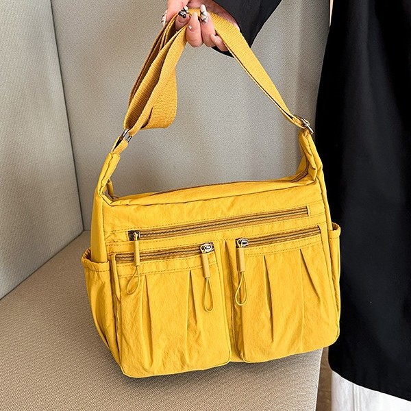 New fashionable single-shoulder crossbody bag design, pleated large-capacity nylon fabric bag, women's casual bag with multiple compartments Application Scenario
