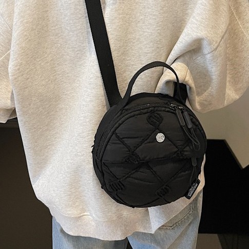 Autumn and winter bestsellers: Women's crossbody bag 2024 New trendy small round bag, versatile and simple crossbody bag Application Scenario