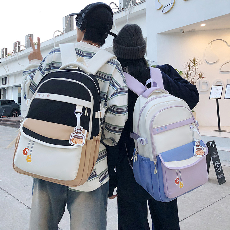 The new college student backpack features a contrasting color, is lightweight and has a large capacity. It is a retro workwear backpack full figure