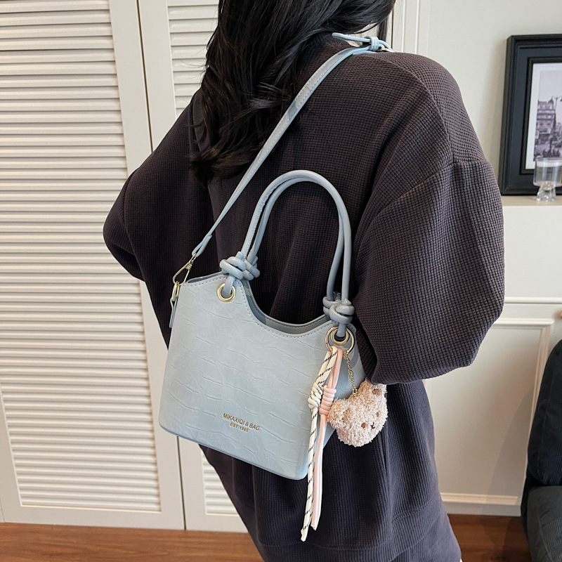 The new 2025 summer collection features a simple and stylish hand-held bucket bag with a unique design for women's fashion and versatility. It is a single-shoulder crossbody bag for commuting details Picture