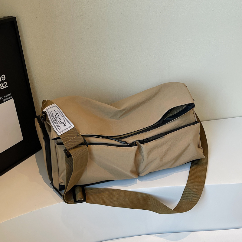Cool and trendy couple sports and fitness bag, large-capacity casual and simple single-shoulder bag, multi-pocket short-distance storage travel bag full figure