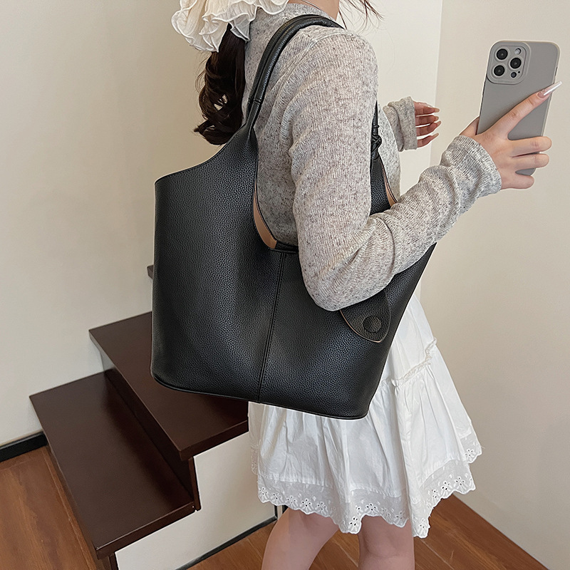 Korean large-capacity tote bag 2025 new style, fashionable and versatile bucket bag, simple single-shoulder bag, solid color underarm bag details Picture