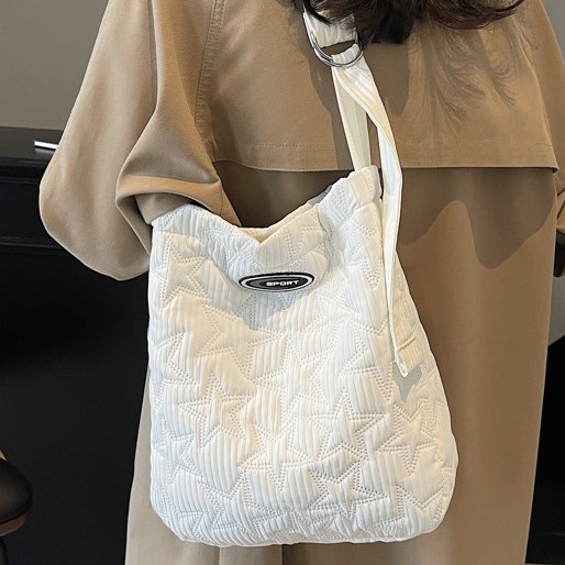 A niche cotton-padded bag with a relaxed feel, a large-capacity, lightweight nylon bag for autumn and winter, a commuting bag for work, and a single-shoulder crossbody bag full figure