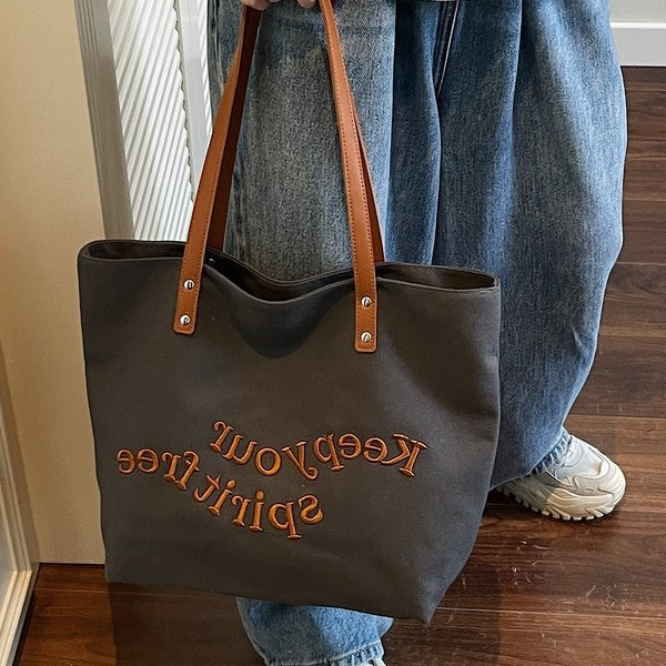 Canvas bag for women, 2025 new Korean version, large-capacity single-shoulder bag for work, embroidered letter tote bag for college students' classes Application Scenario