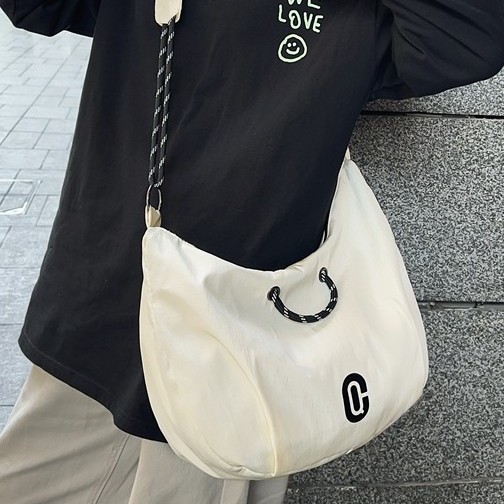 Crossbody bag for men and women, forest-style personalized nylon dumpling bag, large-capacity casual single-shoulder bag, college student class bag details Picture