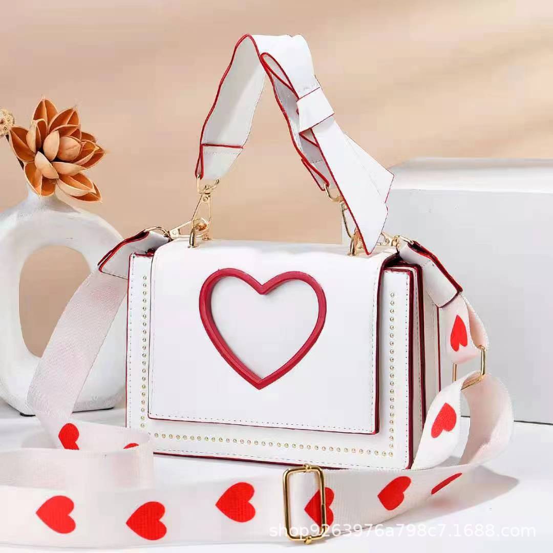This is a new Korean heart-shaped crossbody bag for trendy women in 2024. It is a fashionable single-shoulder handbag for young women Specification drawing