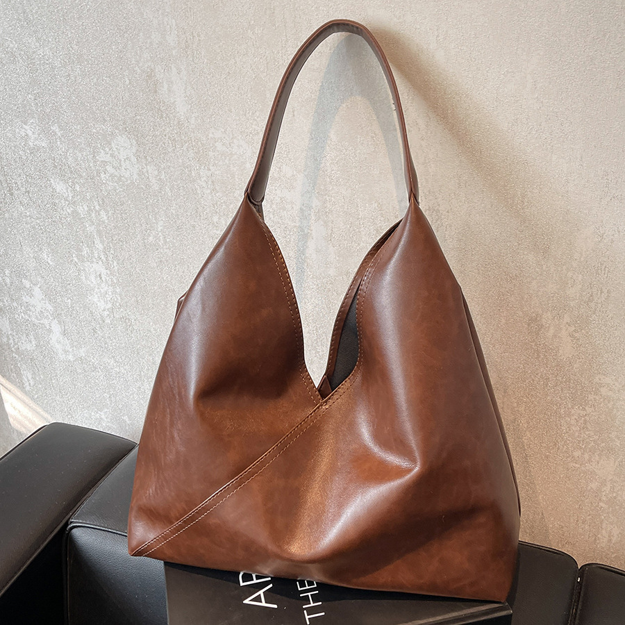 A new 2024 versatile and fashionable women's bag with a simple yet sophisticated look, featuring a large capacity for casual commuting. It's a single-shoulder crossbody bag full figure