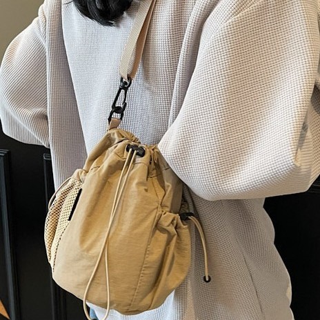 This is a niche design with a simple drawstring bucket bag for women. It is a new large-capacity single-shoulder bag for women in 2025 and a versatile commuting crossbody bag Application Scenario