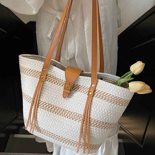 A fashionable new forest-style contrasting color straw woven tote bag, versatile for casual commuting and a large-capacity vacation single-shoulder beach bag details Picture