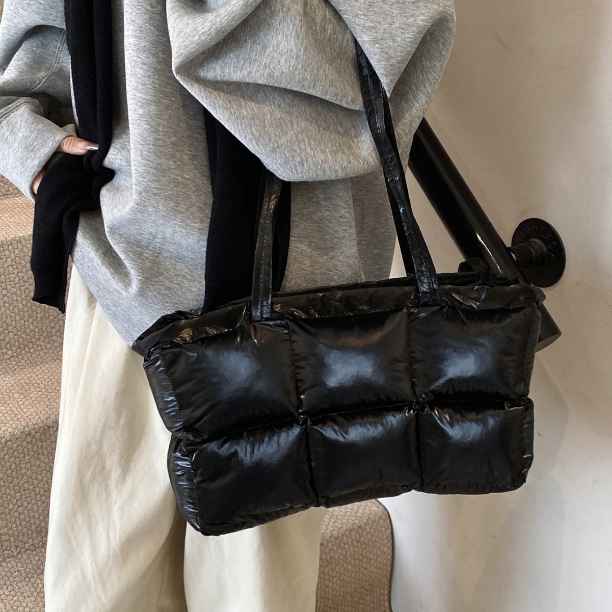 For the 2024 autumn and winter season, there are new trendy lightweight cotton-padded jacket bags, large-capacity single-shoulder bags, and stylish tote bags for commuting to work full figure