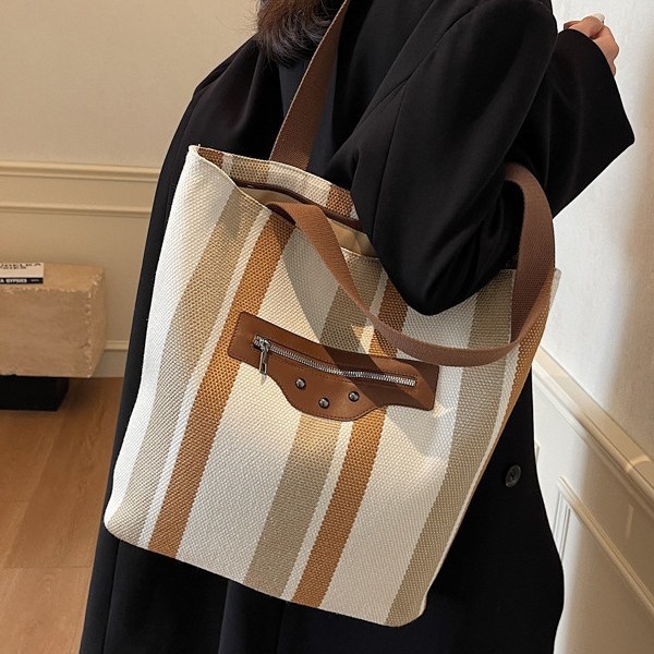 Autumn and winter versatile canvas large bag for women, 2024 new style fashionable striped tote bag, casual commuting single-shoulder armpit bag Application Scenario