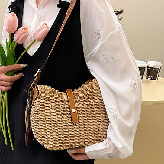 A versatile casual straw woven bag for women in summer, a new single-shoulder hand-carry fashionable straw woven bag, a fashionable crossbody rattan woven bag Specification drawing