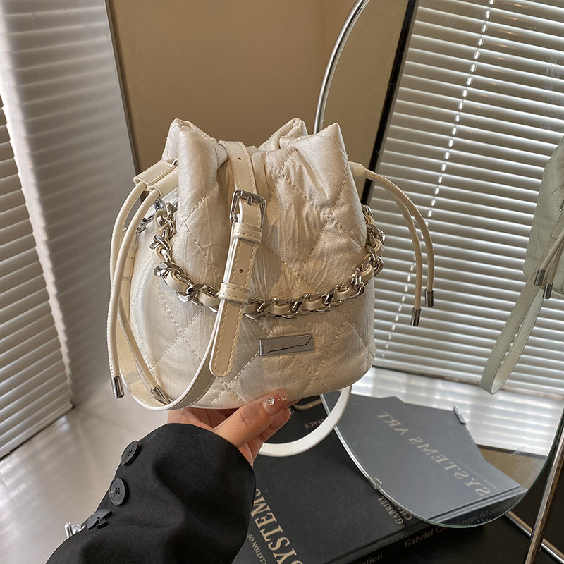 High-end diamond-shaped chain bucket bag for women, 2025 new niche light luxury single-shoulder crossbody bag, Korean version handbag Application Scenario