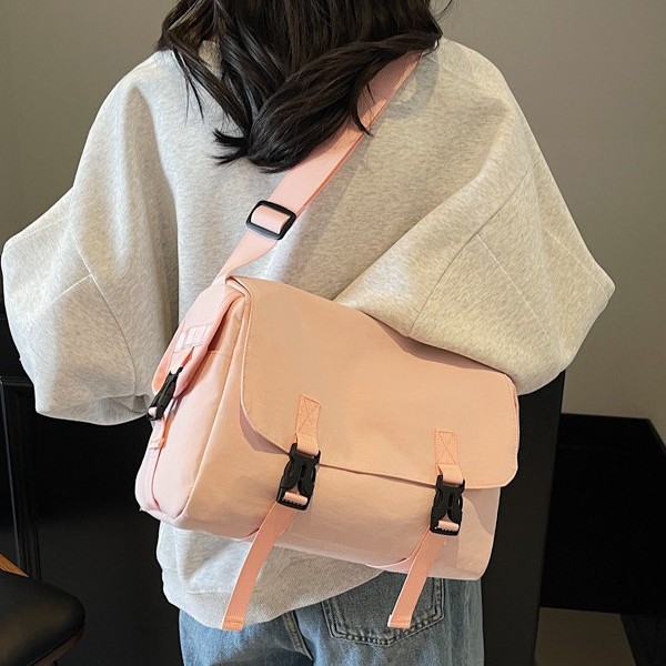 Japanese and Korean functional single-shoulder bags, men's and women's personalized workwear crossbody bags, casual and trendy street dark camera messenger bags Application Scenario