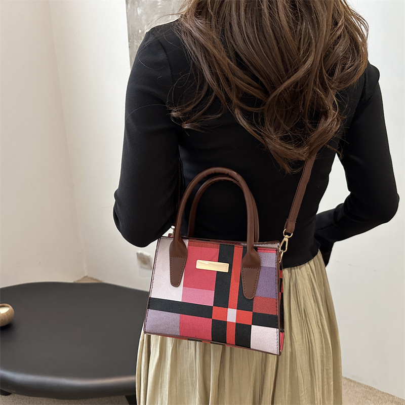 The 2024 new fashionable and trendy multi-color checkered patchwork women's bag is a popular large-capacity single-shoulder handbag for women Specification drawing