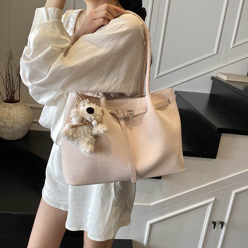 A large-capacity, niche hand-held tote bag for women 2025, a new trendy, fashionable, versatile and high-quality single-shoulder crossbody bag Application Scenario