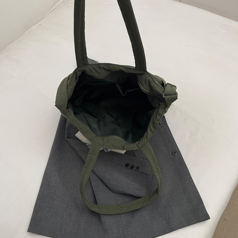 Lightweight commuting bag for women, new autumn/Winter 2024, college student tote bag, large-capacity fabric bag, single-shoulder crossbody bag Application Scenario