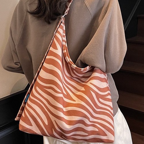A new large-capacity, fresh crossbody bag with a Korean style, featuring a niche design, multi-color printed handbags, versatile underarm bags details Picture