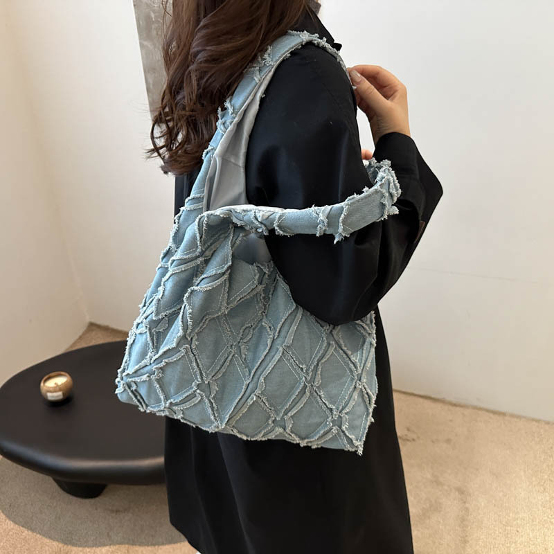 This year, the trendy autumn and winter collection of women's bags is a new Instagram checkered single-shoulder bag, a casual and versatile tote bag Specification drawing