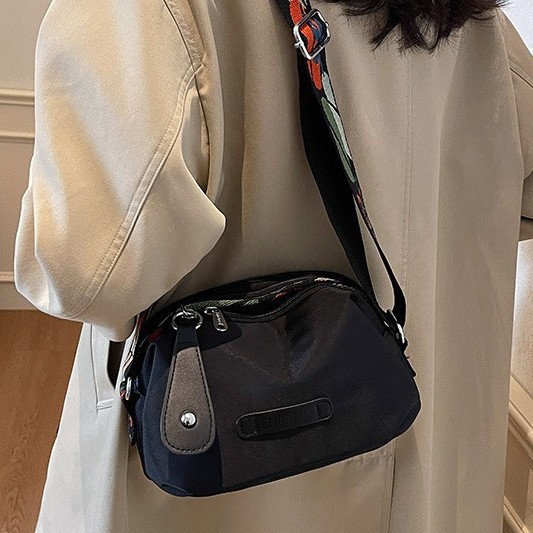 Spring New 2025 Fashion and simple design crossbody bag, fabric material, single-shoulder bag, trendy women's bag design Application Scenario