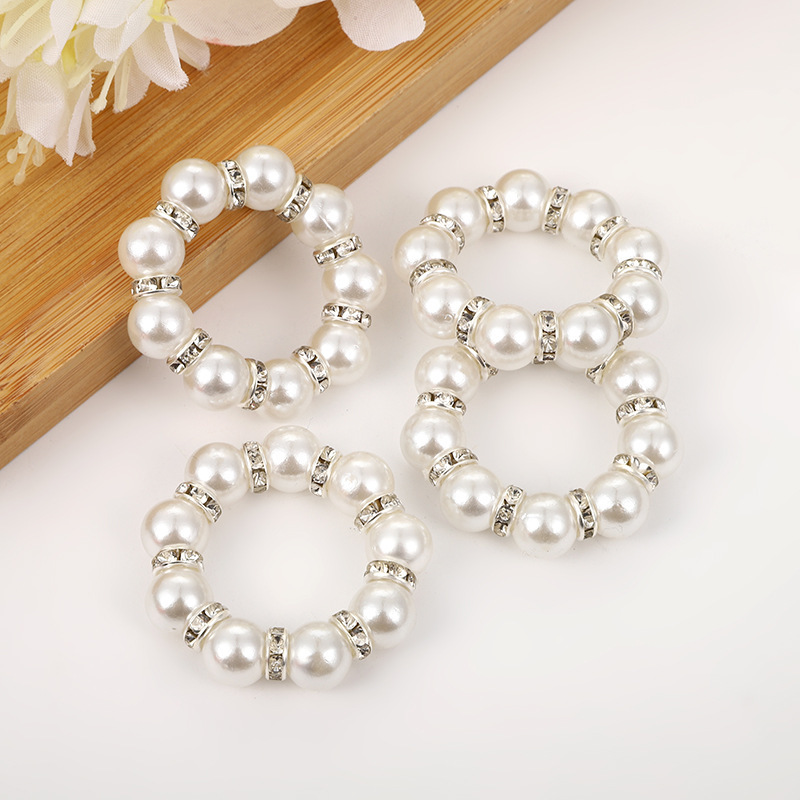 Cross-border light luxury style pearl napkin ring, elegant wedding banquet Western dining table setting, silk scarf buckle, fashionable accessory napkin buckle Application Scenario