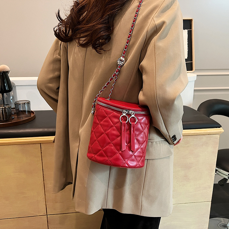 The 2025 new high-end and exquisite bucket bag, diamond-shaped chain bag, niche single-shoulder bag, heart-shaped versatile crossbody bag for women details Picture