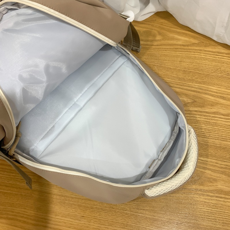 Korean-style schoolbag for female junior high school students, large-capacity wide shoulder strap to reduce burden, campus backpack for female senior high school students, lightweight backpack Application Scenario