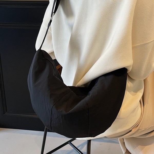 2024 New stylish retro casual large-capacity bag for women, a trendy underarm bag designed for commuting to work details Picture
