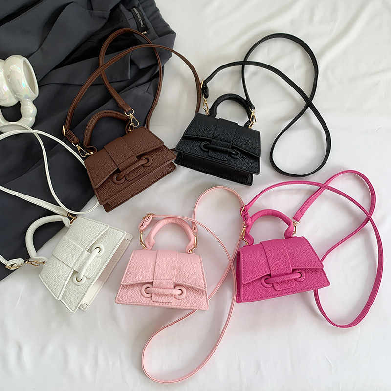 A mini and stylish chain crossbody bag for women in the early autumn of 2023, featuring a unique design full figure