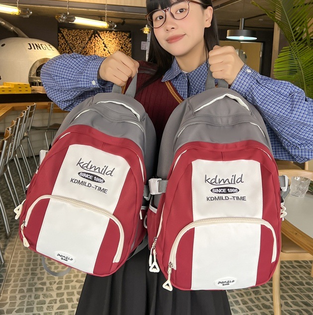 Japanese-style ins casual backpack for college students, a retro schoolgirl style backpack for girls, and a lightweight schoolbag for junior and senior high school students full figure