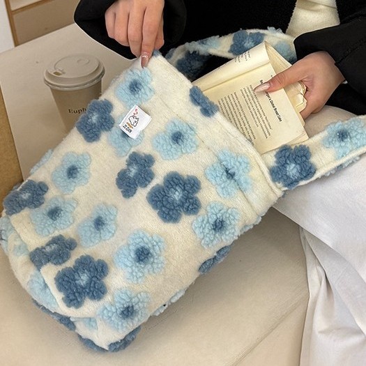 2024 Autumn/Winter new large-capacity plush bag, trendy women's casual and versatile crossbody bag, teenage flower single-shoulder bag Application Scenario